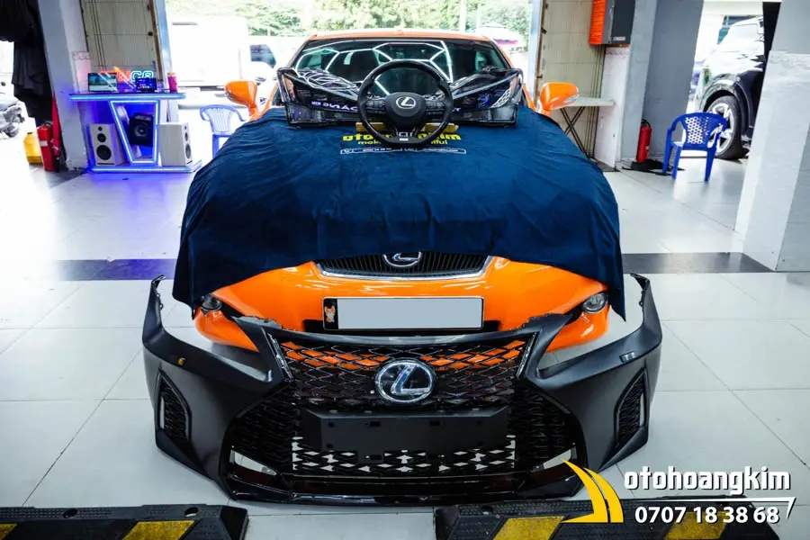 Sơn mặt ca lăng màu đen mang đến diện mạo hiện đại cho Lexus